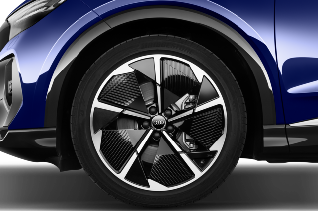 Audi Q4 e-tron (Baujahr 2022) EV S Line 5 Türen Reifen und Felge
