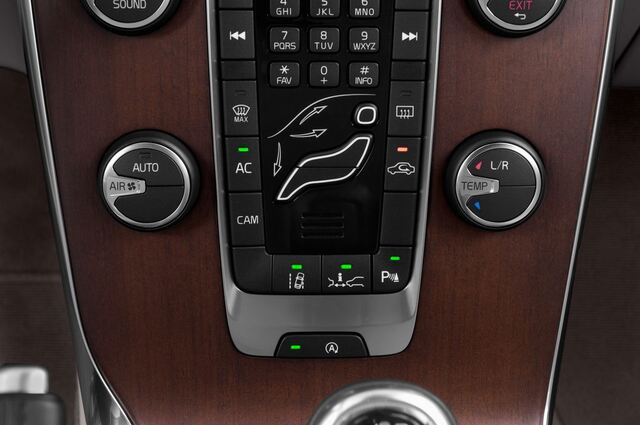 Volvo V40 Cross Country (Baujahr 2014) Summum 5 Türen Temperatur und Klimaanlage