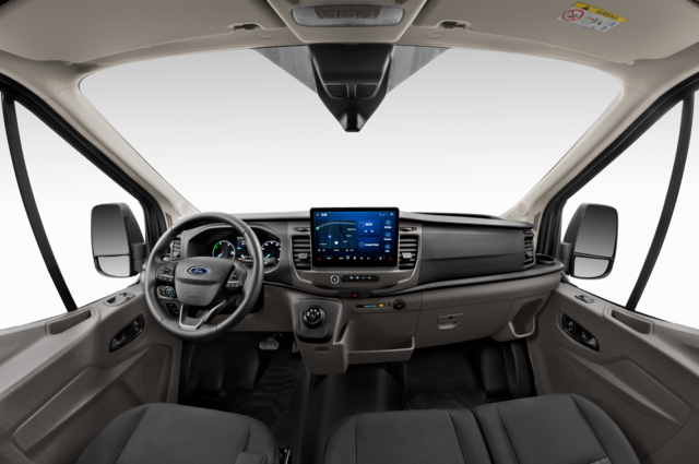 Ford e-Transit (Baujahr 2023) Trend 4 Türen Cockpit und Innenraum