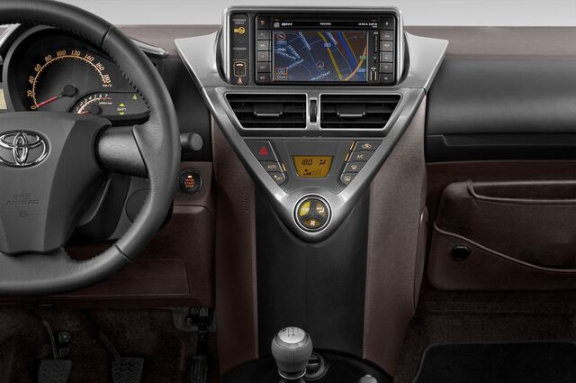 Toyota IQ (Baujahr 2010) + 3 Türen Mittelkonsole