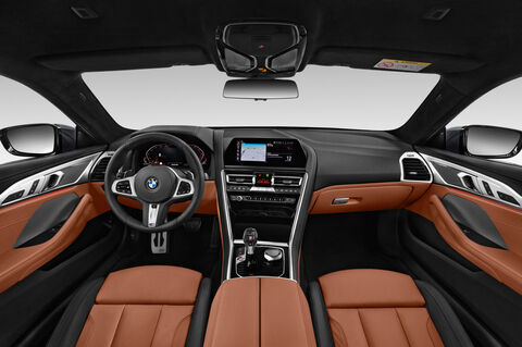 BMW 8 Series (Baujahr 2019) M Sport 2 Türen Cockpit und Innenraum