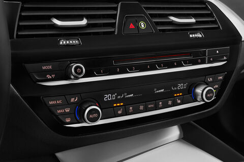BMW 5 Series Plug-In Hybrid (Baujahr 2018) Sport Line 4 Türen Temperatur und Klimaanlage