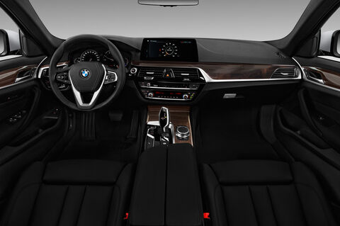 BMW 5 Series (Baujahr 2018) Sport 4 Türen Cockpit und Innenraum