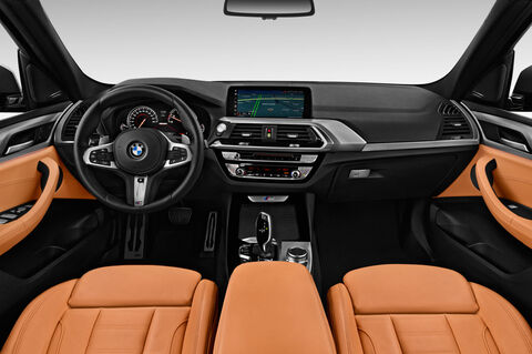 BMW X3 (Baujahr 2018) - 5 Türen Cockpit und Innenraum