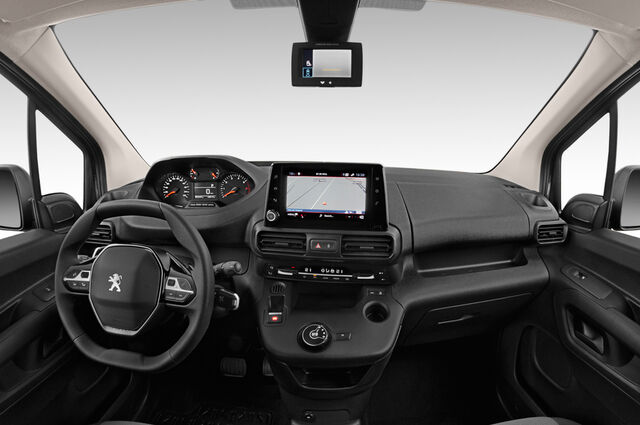 Peugeot Partner (Baujahr 2019) Pemium 4 Türen Cockpit und Innenraum