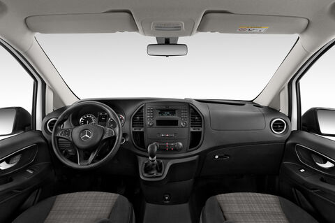 Mercedes Vito (Baujahr 2019) - 4 Türen Cockpit und Innenraum