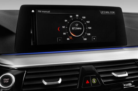 BMW 5 Series Plug-In Hybrid (Baujahr 2018) Sport Line 4 Türen Radio und Infotainmentsystem