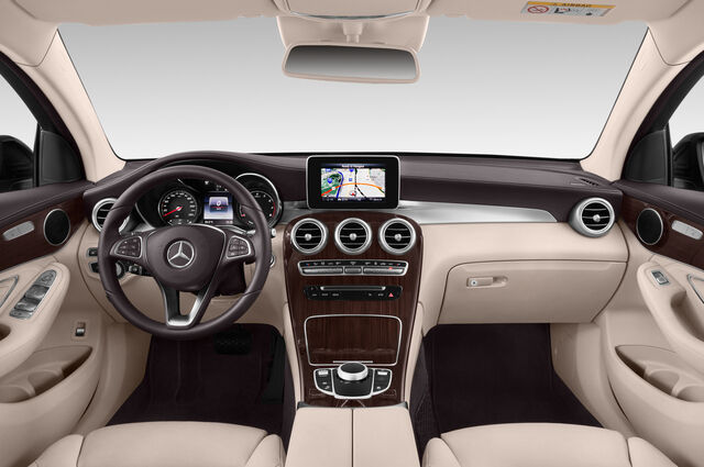 Mercedes GLC Coupe (Baujahr 2018) Standard 5 Türen Cockpit und Innenraum