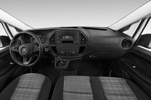Mercedes Vito (Baujahr 2019) Select 4 Türen Cockpit und Innenraum