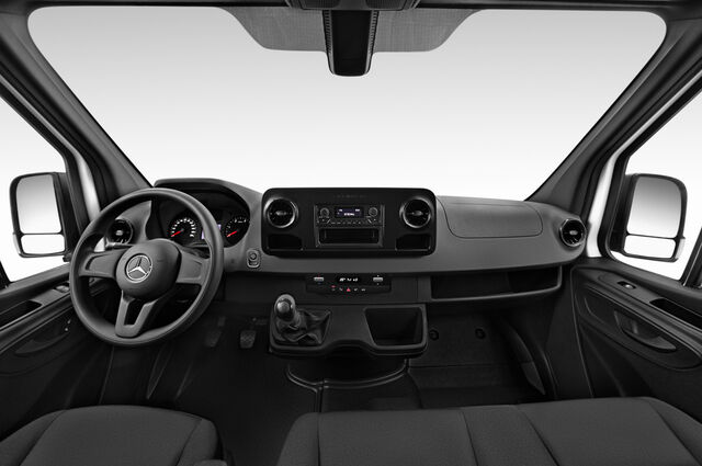 Mercedes Sprinter (Baujahr 2019) - 4 Türen Cockpit und Innenraum