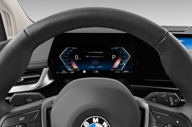 BMW 2 Series Active Tourer (Baujahr 2022) Luxury Line 5 Türen Tacho und Fahrerinstrumente