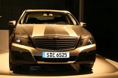 Hintergrund:  Mercedes E-Klasse - Blick in die Zukunft