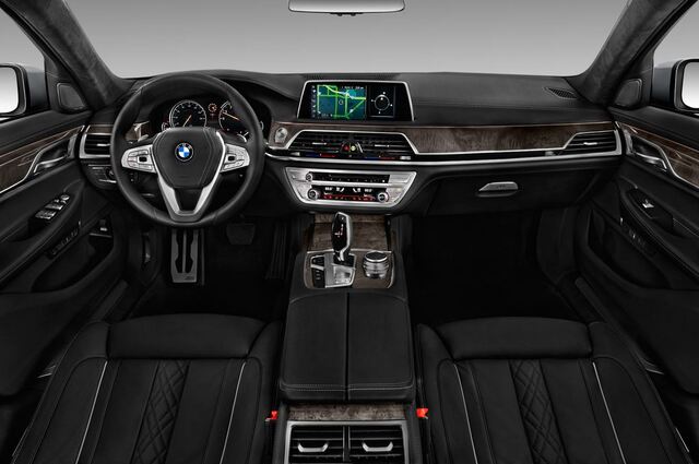 BMW 7 Series (Baujahr 2016) - 4 Türen Cockpit und Innenraum