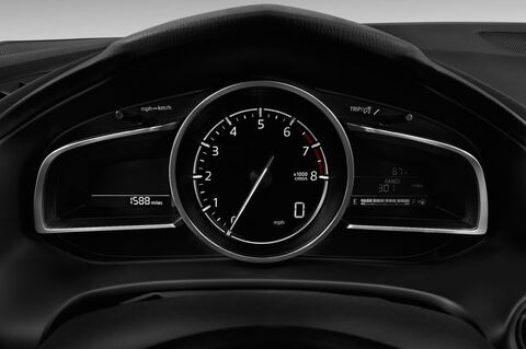 Mazda Mazda3 (Baujahr 2017) Center-Line 4 Türen Tacho und Fahrerinstrumente