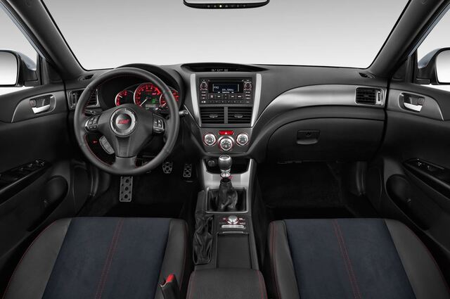 Subaru WRX STI (Baujahr 2012) Sport 5 Türen Cockpit und Innenraum