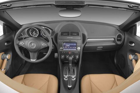 Mercedes SLK (Baujahr 2010) 300 2 Türen Cockpit und Innenraum