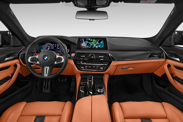 BMW M5 (Baujahr 2018) - 4 Türen Cockpit und Innenraum