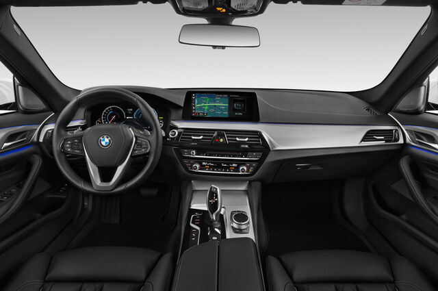 BMW 5 Series Plug-In Hybrid (Baujahr 2018) Sport Line 4 Türen Cockpit und Innenraum