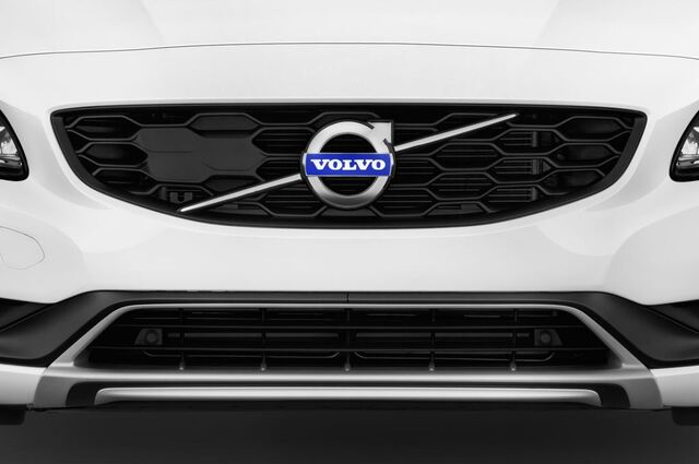 Volvo V60 Cross Country (Baujahr 2017) Summum 5 Türen Kühlergrill und Scheinwerfer