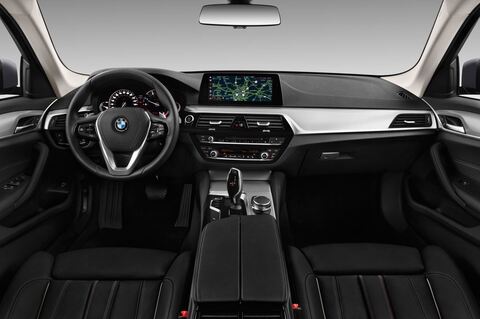 BMW 5 Series Touring (Baujahr 2017) Sport 5 Türen Cockpit und Innenraum
