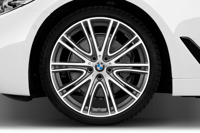 BMW 5 Series (Baujahr 2019) M Sport 4 Türen Reifen und Felge