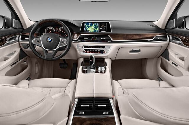 BMW 7 Series (Baujahr 2016) - 4 Türen Cockpit und Innenraum