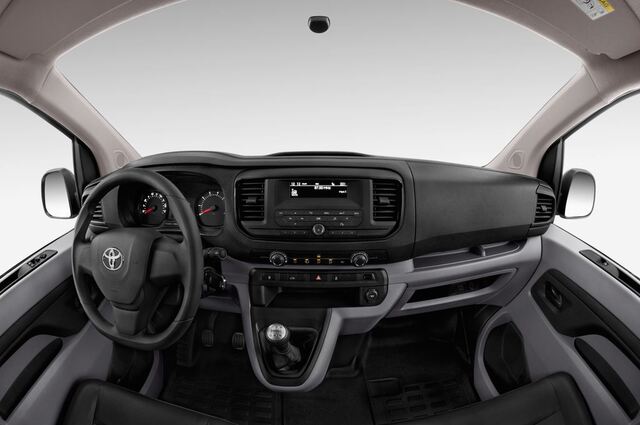 Toyota Proace (Baujahr 2016) Comfort 4 Türen Cockpit und Innenraum