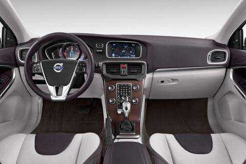 Volvo V40 Cross Country (Baujahr 2014) Summum 5 Türen Cockpit und Innenraum