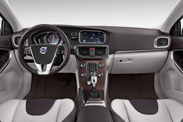 Volvo V40 Cross Country (Baujahr 2014) Summum 5 Türen Cockpit und Innenraum