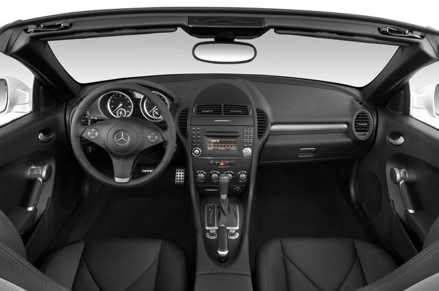 Mercedes SLK (Baujahr 2010) 350 2 Türen Cockpit und Innenraum