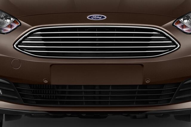 Ford Grand C-Max (Baujahr 2015) Titanium 5 Türen Kühlergrill und Scheinwerfer