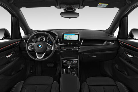 BMW 2 Series Active Tourer (Baujahr 2018) iperformance Sport Line 5 Türen Cockpit und Innenraum