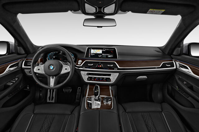 BMW 7 Series (Baujahr 2020) M Sport 4 Türen Cockpit und Innenraum