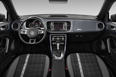 Volkswagen Beetle (Baujahr 2017) Design 2 Türen Cockpit und Innenraum