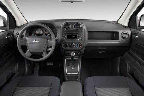 Jeep Compass (Baujahr 2010) Sport 5 Türen Cockpit und Innenraum