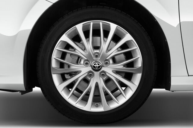 Toyota Camry (Baujahr 2019) Executive 4 Türen Reifen und Felge