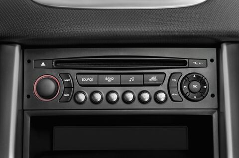 Peugeot 207 (Baujahr 2010) Premium 2 Türen Radio und Infotainmentsystem