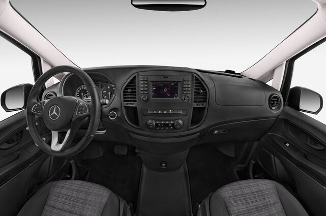 Mercedes Vito (Baujahr 2015) 119 Bluetec Lang 5 Türen Cockpit und Innenraum