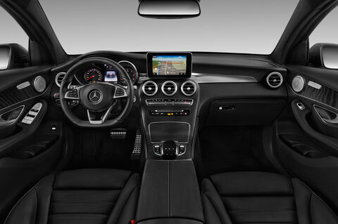 Mercedes GLC Coupe (Baujahr 2018) AMG Line 5 Türen Cockpit und Innenraum