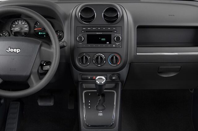 Jeep Compass (Baujahr 2010) Sport 5 Türen Mittelkonsole