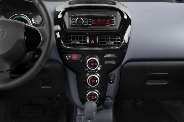 Peugeot Ion (Baujahr 2011) - 5 Türen Mittelkonsole