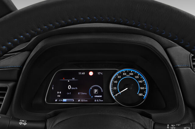 Nissan Leaf (Baujahr 2018) Tekna 5 Türen Tacho und Fahrerinstrumente