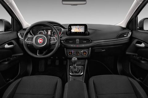 FIAT Tipo (Baujahr 2016) Lounge 5 Türen Cockpit und Innenraum