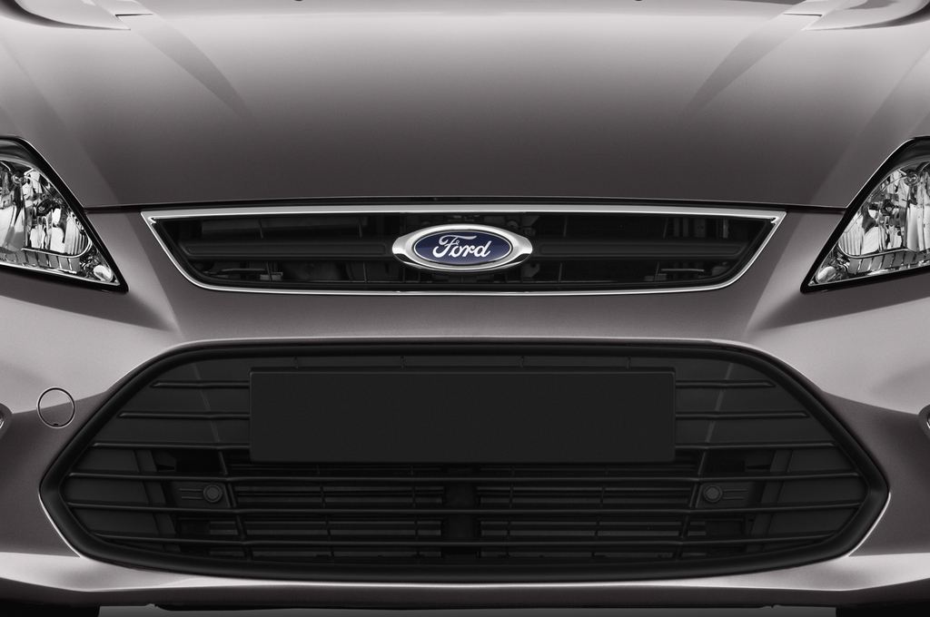 Ford Mondeo (Baujahr 2014) Trend 5 Türen Kühlergrill und Scheinwerfer