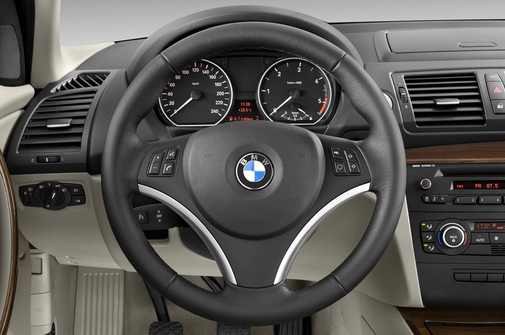 BMW 1 Series (Baujahr 2010) 130i 5 Türen Lenkrad