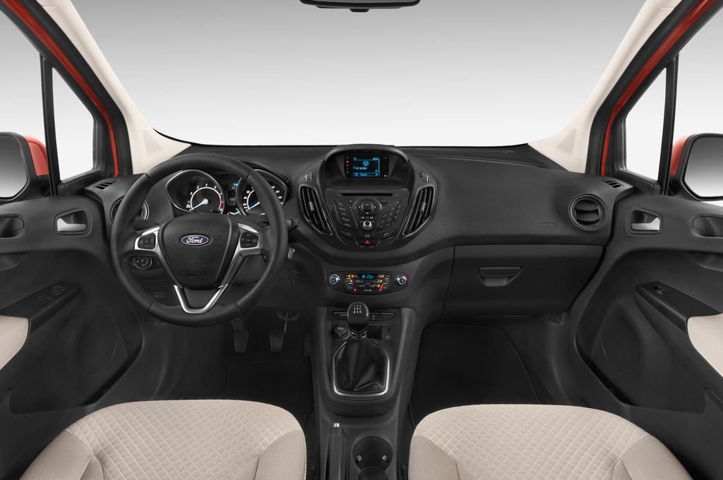 Ford Tourneo Courier (Baujahr 2015) Titanium 5 Türen Cockpit und Innenraum