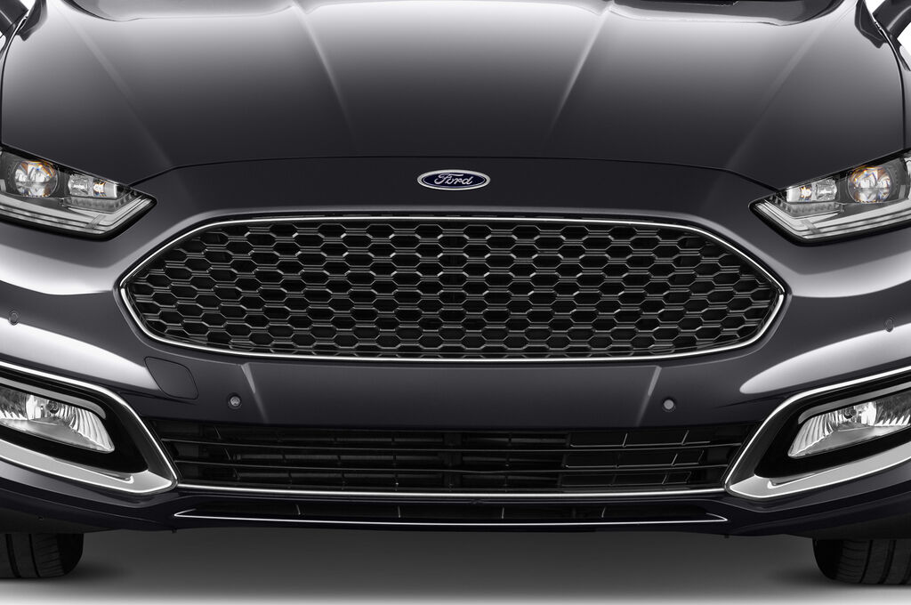 Ford Mondeo (Baujahr 2020) Vignale 4 Türen Kühlergrill und Scheinwerfer