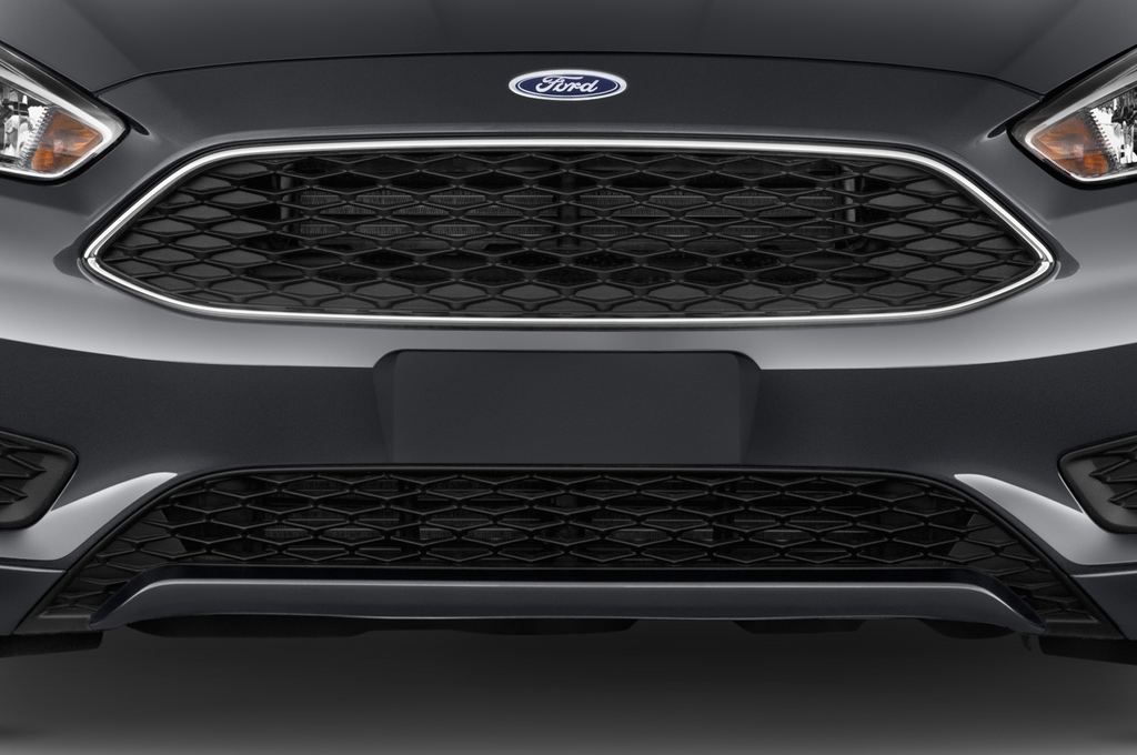 Ford Focus (Baujahr 2015) Trend 5 Türen Kühlergrill und Scheinwerfer