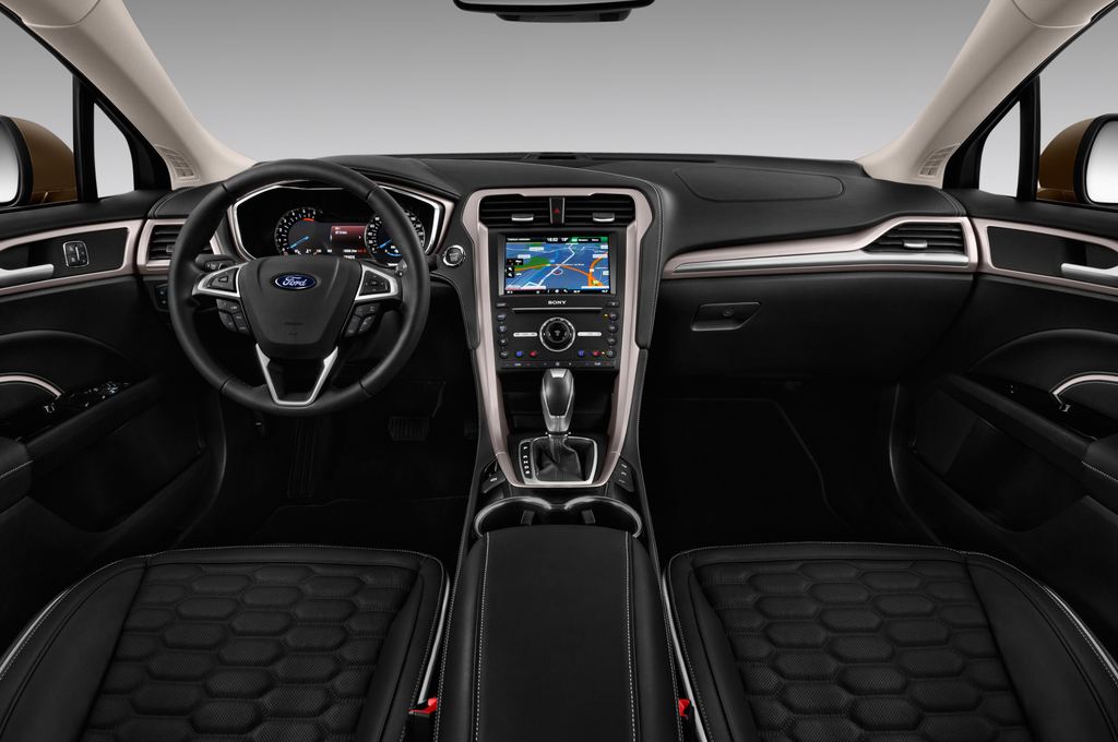 Ford Mondeo (Baujahr 2016) Vignale 4 Türen Cockpit und Innenraum