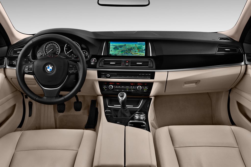 BMW 5 Series (Baujahr 2014) 518d Touring 5 Türen Cockpit und Innenraum